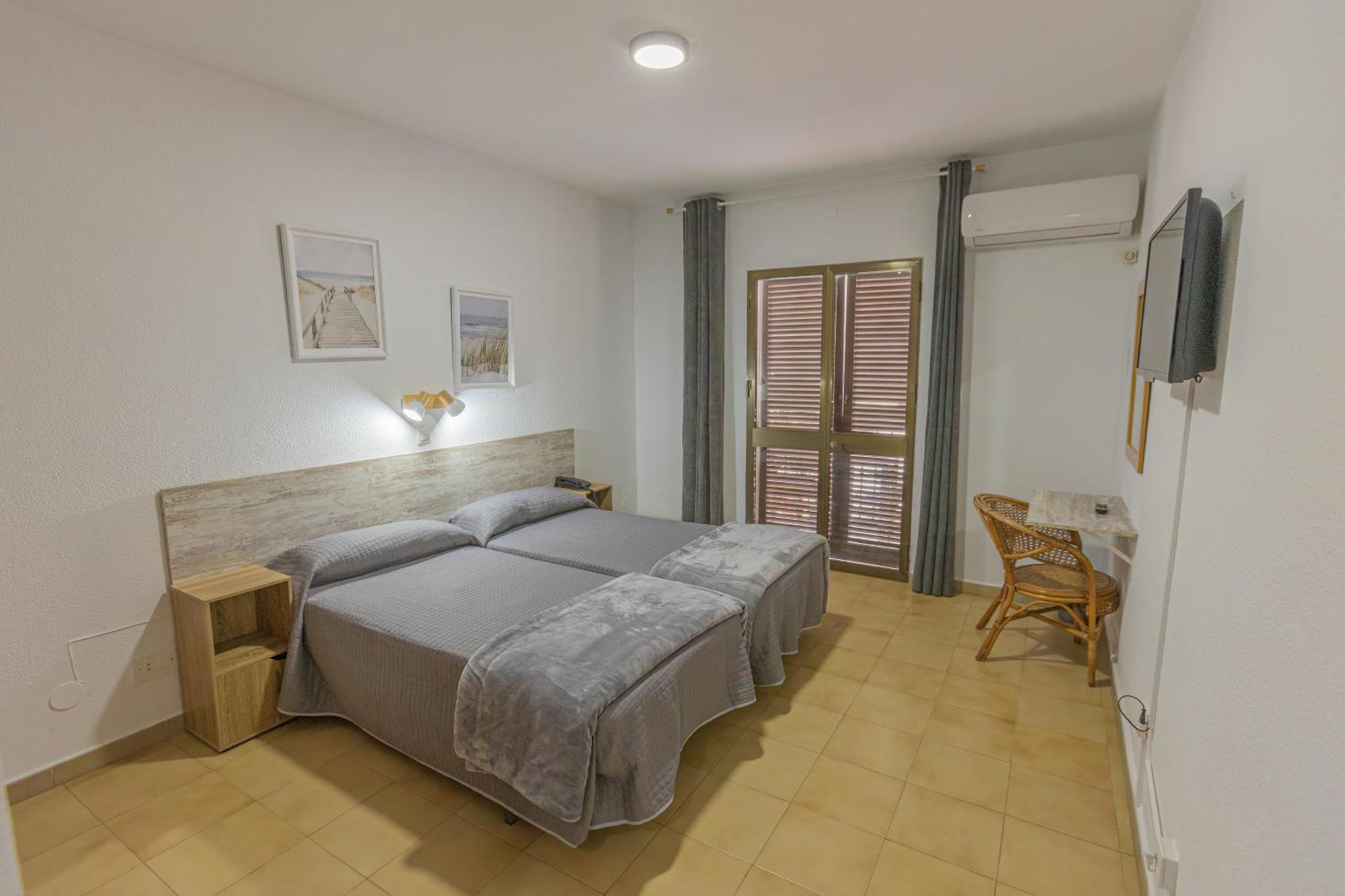 קוניל דה לה פרונטרה Hotel Tres Jotas Conil מראה חיצוני תמונה