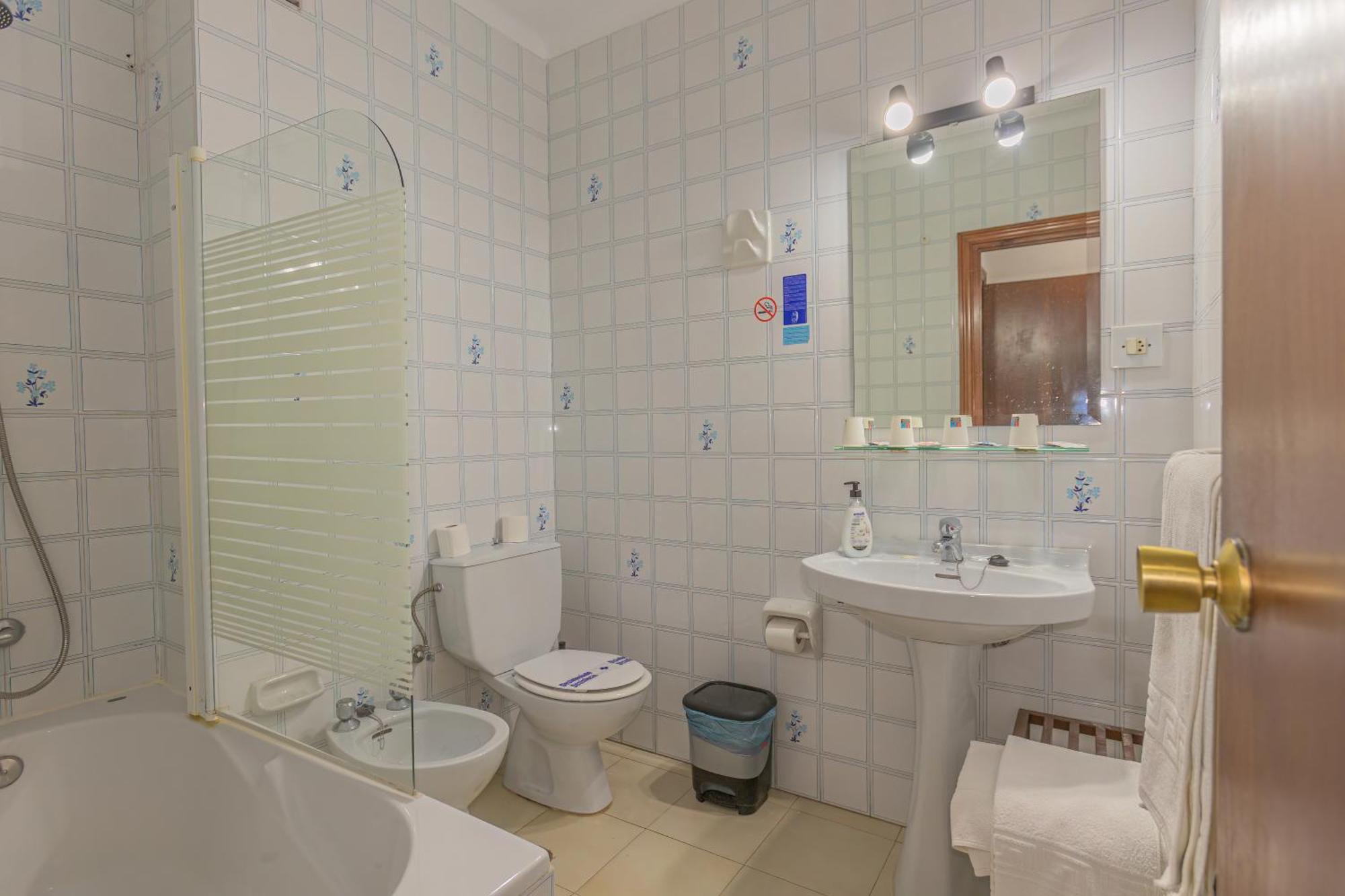קוניל דה לה פרונטרה Hotel Tres Jotas Conil מראה חיצוני תמונה