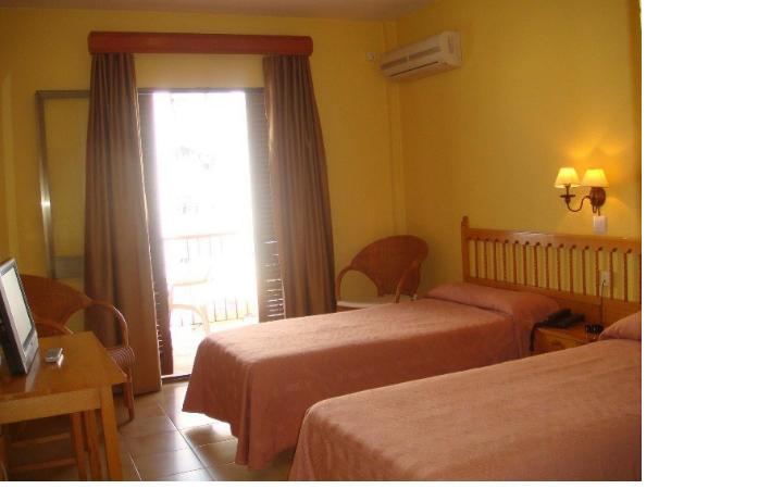 קוניל דה לה פרונטרה Hotel Tres Jotas Conil מראה חיצוני תמונה