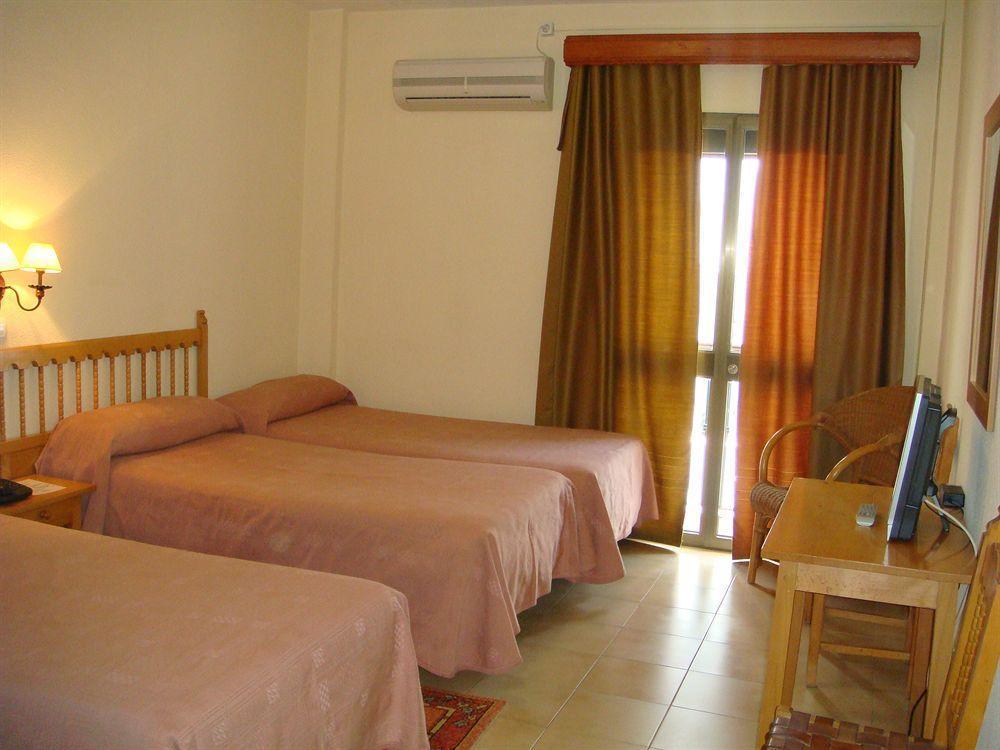קוניל דה לה פרונטרה Hotel Tres Jotas Conil מראה חיצוני תמונה